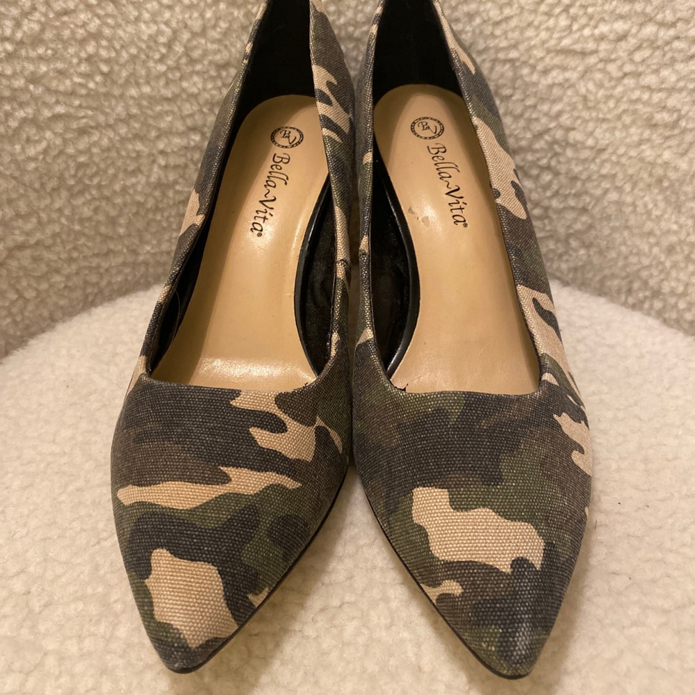 Women's Bella Vita Camo Print Heels Green/Tan Size 10